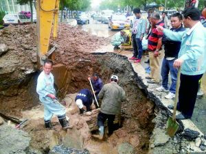 電線下沉壓爆水管 淹路面 水管爆裂搶險現(xiàn)場